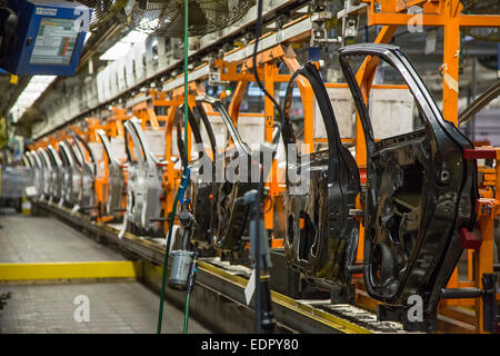 Wayne, Michigan - Portes prêts pour l'installation sur la Ford Focus et Ford C-Max de Ford au Michigan usine d'assemblage. Banque D'Images