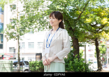 Businesswoman Walking Outside Banque D'Images