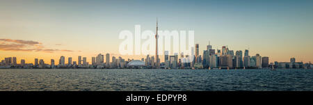 Panorama de Toronto au coucher du soleil vu de l'île Centre. Banque D'Images