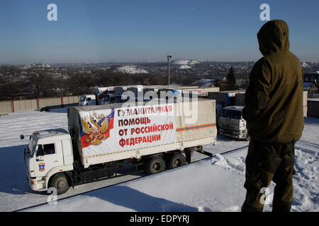 Donetsk, Ukraine. 8 janvier, 2015. Une fédération de 120-convoi de camions transportant de la nourriture et des fournitures de première nécessité pour les habitants de Donetsk et Lougansk arrive à Donetsk, Ukraine orientale, le 8 janvier 2015. Pendant que le convoi a atteint sa destination, la Russie a fait sa 11e livraison d'aide humanitaire à la région déchirée par la guerre. © Ermochenko/Xinhua/Alamy Live News Banque D'Images