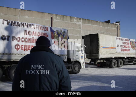 Donetsk, Ukraine. 8 janvier, 2015. Une fédération de 120-convoi de camions transportant de la nourriture et des fournitures de première nécessité pour les habitants de Donetsk et Lougansk arrive à Donetsk, Ukraine orientale, le 8 janvier 2015. Pendant que le convoi a atteint sa destination, la Russie a fait sa 11e livraison d'aide humanitaire à la région déchirée par la guerre. © Ermochenko/Xinhua/Alamy Live News Banque D'Images