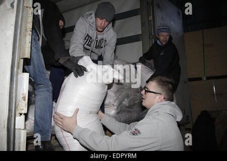 Donetsk, Ukraine. 8 janvier, 2015. Décharger des marchandises les travailleurs d'un camion, qui fait partie d'un convoi de camions transportant 120-l'approvisionnement en denrées alimentaires et de première nécessité pour les habitants de Donetsk et Kiev, Donetsk, dans l'Est de l'Ukraine, le 8 janvier 2015. Pendant que le convoi a atteint sa destination, la Russie a fait sa 11e livraison d'aide humanitaire à la région déchirée par la guerre. © Ermochenko/Xinhua/Alamy Live News Banque D'Images