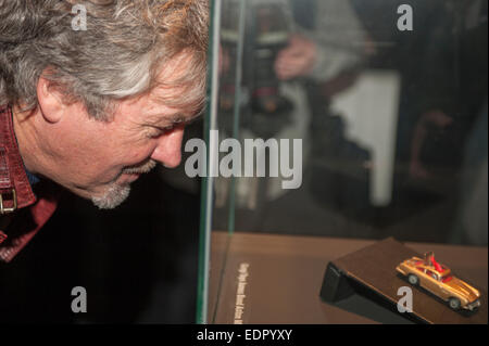 Excel, les Docklands de Londres, Royaume-Uni. 8 janvier, 2015. La London Classic Car Show se déroule du 8 au 11 janvier et dispose d'une piste automobile unique où star cars sont démarré et. Top Gear's James May présente ses 'Cars qui a changé le monde", y compris la 13e voiture qu'il croit être la voiture qui a changé le monde. Credit : Malcolm Park editorial/Alamy Live News Banque D'Images