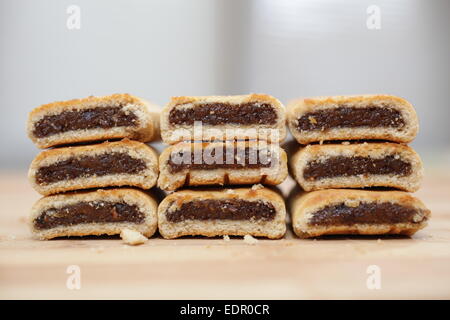 Pile de figues newtons sur une planche à découper en bois Banque D'Images