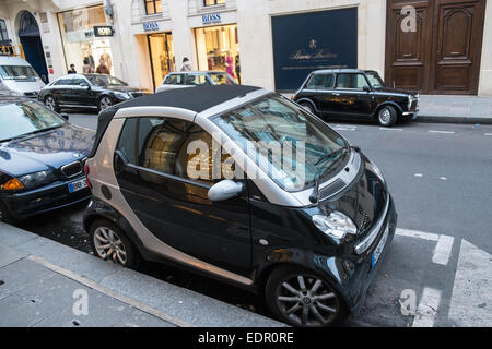 Petit, facile à park,micro mini, voiture, voitures, garé dans un espace limité le long de la Rue St Honoré, un quartier à la mode, jusqu'à la mise en marché, dans le centre, 1, Paris. Banque D'Images
