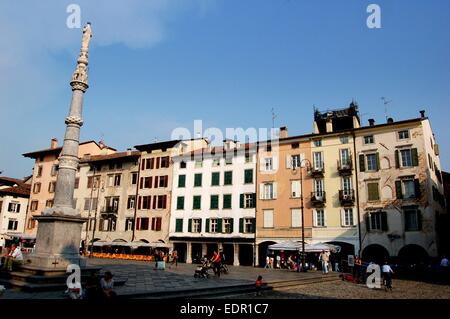 UDINE, ITALIE : maisons à arcades et une colonne à la Vierge Marie dans la Piazza Matteotti Banque D'Images