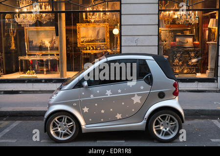 Micro, mini, compact, Smart, voiture, avec décorations étoiles,garé en face de l'art antique shop le long de la rue de Miromesnil, mode dans le district 8 à Paris Banque D'Images