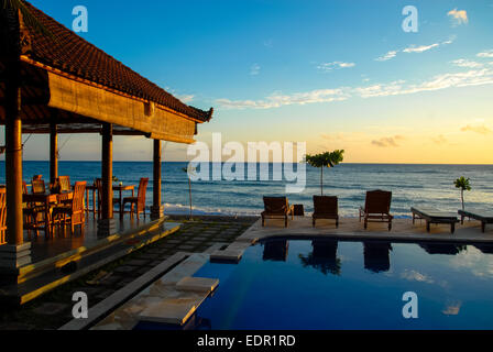Hotel avec piscine à plage à amed Bali Indonésie Banque D'Images