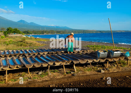 Le sel traditionnel gagner à la plage d'amed Bali en Indonésie Banque D'Images