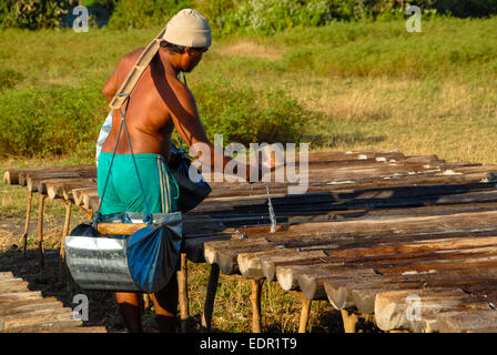 Le sel traditionnel gagner à la plage d'amed Bali en Indonésie Banque D'Images