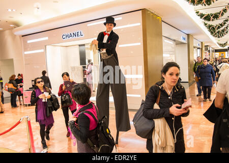 Échassiers, a,t Galeries Lafayette, grand magasin, divertir les foules, particulièrement populaire auprès des touristes chinois,,Paris.France,French,Europe Banque D'Images