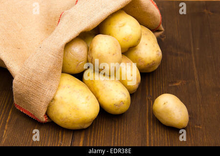 Sac de pommes de terre sur une table en bois vu de près Banque D'Images