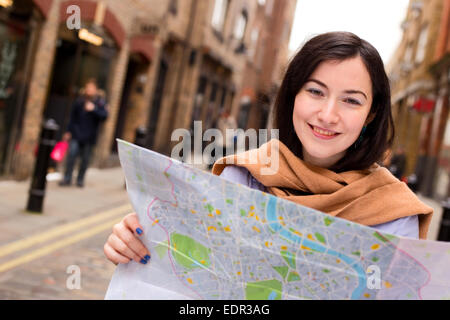 Jeune femme tenant une carte. Banque D'Images