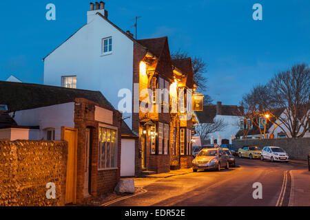 Soirée à Rottingdean Village, East Sussex, Angleterre. Banque D'Images