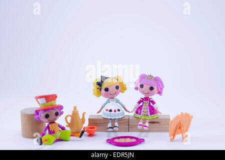 Figurines jouets ayant un thé, isolated on white Banque D'Images