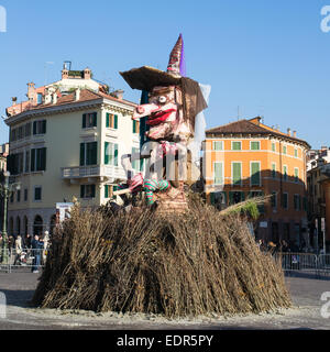 Vérone, Italie - 6 janvier : sorcière sur le bûcher. Feu annuel traditionnel dans la place appelée Bra Dimanche, Janvier 6, 2015. Banque D'Images