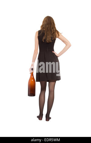 Belle jeune femme déprimée avec bouteille d'alcool vide sur fond blanc Banque D'Images