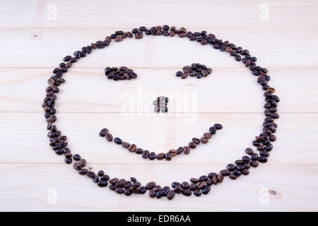 Smiley fait entièrement à partir de matières, les grains de café sur une table Banque D'Images