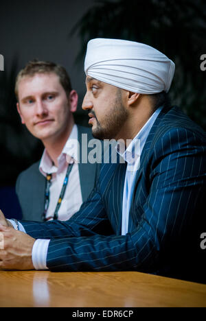 Homme d'affaires Sikh de l'Asie britannique dans une salle de réunion Banque D'Images