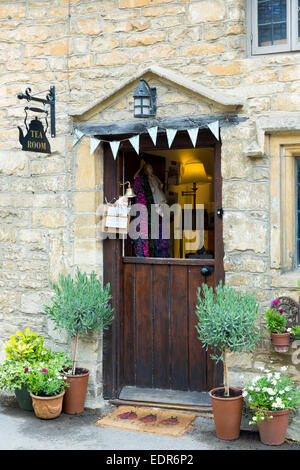 Salon de thé anglais traditionnel avec porte de l'écurie à moitié ouverte dans le pittoresque village de Castle Combe dans le Wiltshire, les Cotswolds, Royaume-Uni Banque D'Images
