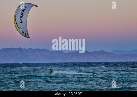 Un kite surfer de Dahab. Les vents sont toujours favorables et strong Banque D'Images