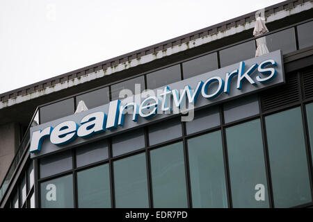 Signe d'un logo à l'extérieur du siège social de RealNetworks à Seattle, Washington. Banque D'Images