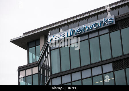 Signe d'un logo à l'extérieur du siège social de RealNetworks à Seattle, Washington. Banque D'Images