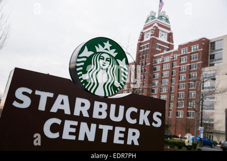 Un logo affiche à l'extérieur du siège de l'entreprise Starbucks Coffee Company à Seattle, Washington. Banque D'Images