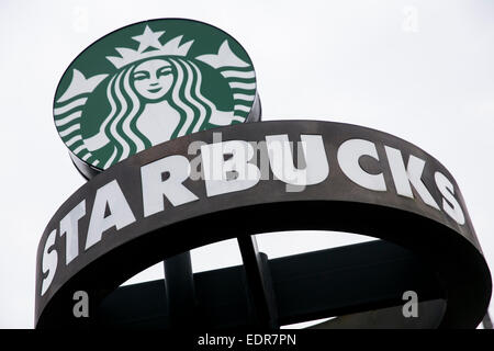 Un logo affiche à l'extérieur du siège de l'entreprise Starbucks Coffee Company à Seattle, Washington. Banque D'Images