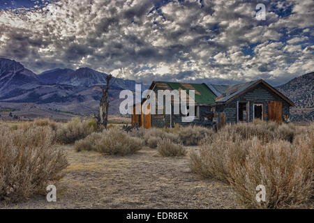 Maison abandonnée sur l'autoroute 395 à l'extérieur du lac Mono. La Sierra Nevada en arrière-plan. Banque D'Images