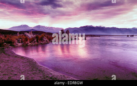 Lac mono dans la Sierra Nevada sous un magnifique coucher de soleil Banque D'Images