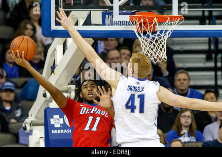 Omaha, NE USA. 07Th Jan, 2015. Creighton Bluejays Geoffrey centre Groselle # 41 tente de bloquer un layup marche arrière par les démons de l'avant bleu DePaul Forrest Robinson # 11 en action lors d'un match de basket-ball NCAA DePaul Blue Demons entre et Creighton Bluejays à Century Link Centre à Omaha, NE.DePaul a gagné 70-60.Michael Spomer/Cal Sport Media/Alamy Live News Banque D'Images