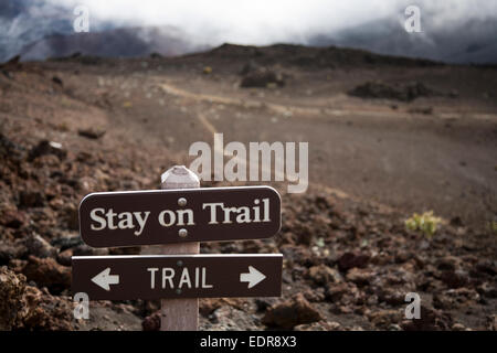 Un signe révélateur les randonneurs à rester sur le sentier en cratère de Haleakala. Randonnées hors-piste permet d'aboutir à une érosion du sol dans les Banque D'Images