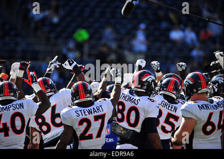 14 décembre 2014 Denver Broncos joueurs avant le match de football américain NFL entre les Denver Broncos et les Chargers de San Diego au Qualcomm Stadium de San Diego, Californie.Charles Baus/CSM Banque D'Images