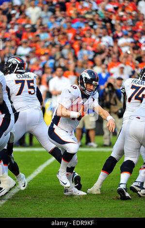 14 décembre 2014 Denver Broncos quarterback Peyton Manning # 18 brouille avec le ballon au cours de la NFL football match entre les Denver Broncos et les Chargers de San Diego au Qualcomm Stadium de San Diego, Californie.Charles Baus/CSM Banque D'Images