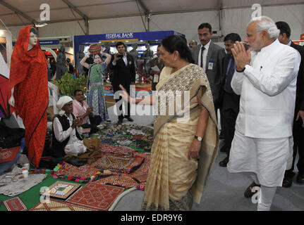 Gandhinagar, Inde. 8 janvier, 2015. Le Premier Ministre indien Narendra Modi (R) visite une exposition à Gandhinagar, Inde, le 8 janvier 2015. Credit : Stringer/Xinhua/Alamy Live News Banque D'Images