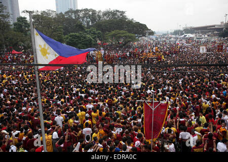 Manille, Philippines. Jan 9, 2015. Essayez de toucher les dévots statue grandeur nature du Nazaréen noir au cours de la fête annuelle de l'Église du Nazaréen noir à Manille, Philippines, le 9 janvier 2015. L'Église du Nazaréen noir, une statue en bois de Jésus Christ sculpté dans le Mexique et portées à l'Philippines au 17e siècle, est soupçonné d'avoir des pouvoirs de guérison dans ce pays. Les autorités ont déclaré qu'environ 500 000 personnes ont participé à la procession qui a commencé à Manille, Rizal Park. Credit : Rouelle Umali/Xinhua/Alamy Live News Banque D'Images