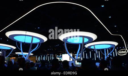 Las Vegas, Nevada, USA. 05Th Jan, 2015. Visiteurs de naviguer sur le stand du fabricant de logiciels Intel au CES (Consumer Electronics Show) à Las Vegas, Nevada, USA, 08 janvier 2015. Le salon a lieu du 06 au 09 janvier 2015. Photo : BRITTA PEDERSEN/dpa/Alamy Live News Banque D'Images
