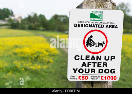 Panneau d'avertissement pour les propriétaires de chiens nettoyer après votre chien dans le Derbyshire, Angleterre Banque D'Images