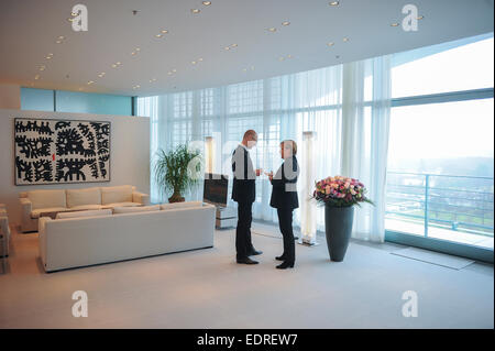 Document - un document photo disponible le 08 janvier 2015 par Andrew Kravchenko montre la chancelière allemande Angela Merkel (R) parler avec le Premier ministre ukrainien Arseni Iatseniouk à la chancellerie à Berlin, Allemagne. Photo : Andrew KRAVCHENKO ( - Crédits obligatoires) Banque D'Images