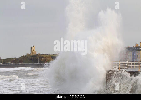 Aberystwyth, Pays de Galles, Royaume-Uni. 09Th Jan, 2015. Météo France : De forts vents apportent de grosses vagues s'écraser dans Aberystwyth. Crédit : Jon Freeman/Alamy Live News Banque D'Images