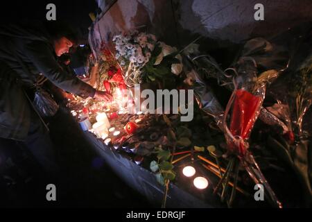 Paris, France. 05Th Jan, 2015. Les gens pleurent, démontrer, et allumer des bougies à la place de la République après l'attaque sur les bureaux du magazine satirique 'Charlie Hebdo' à Paris, France, 08 janvier 2015. Photo : FREDRIK VON ERICHSEN/dpa/Alamy Live News Banque D'Images