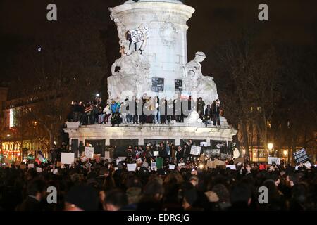 Paris, France. 05Th Jan, 2015. Les gens pleurent et démontrer à la place de la République après l'attaque sur les bureaux du magazine satirique 'Charlie Hebdo' à Paris, France, 08 janvier 2015. Photo : FREDRIK VON ERICHSEN/dpa/Alamy Live News Banque D'Images