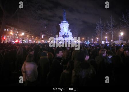 Paris, France. 05Th Jan, 2015. Les gens pleurent et démontrer à la place de la République après l'attaque sur les bureaux du magazine satirique français 'Charlie Hebdo' à Paris, France, 08 janvier 2015. Photo : FREDRIK VON ERICHSEN/dpa/Alamy Live News Banque D'Images