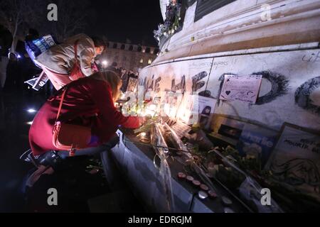 Paris, France. 05Th Jan, 2015. Les gens pleurent et démontrer, l'éclairage des bougies, à la place de la République après l'attaque sur les bureaux du magazine satirique français 'Charlie Hebdo' à Paris, France, 08 janvier 2015. Photo : FREDRIK VON ERICHSEN/dpa/Alamy Live News Banque D'Images