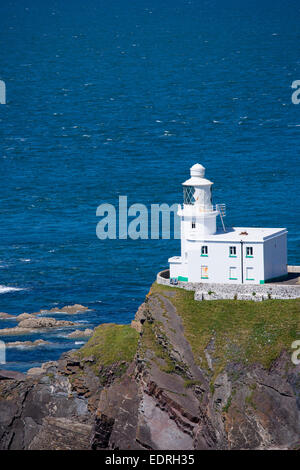 Bateau passe Hartland Point Lighthouse, 19e siècle, classé Grade II, Océan Atlantique et canal de Bristol dans le Nord de l'ouest du Devon Banque D'Images