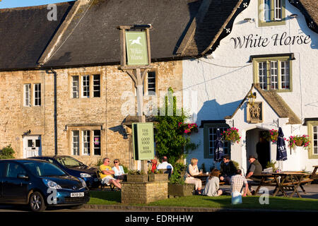 White Horse Inn pub gastronomique traditionnel vieux dans Biddestone dans les Cotswolds, Wiltshire, Royaume-Uni Banque D'Images