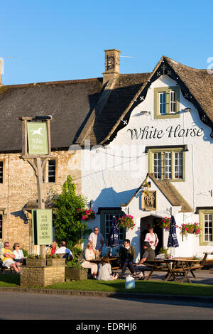 White Horse Inn pub gastronomique traditionnel vieux dans Biddestone dans les Cotswolds, Wiltshire, Royaume-Uni Banque D'Images