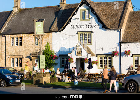 White Horse Inn pub gastronomique traditionnel vieux dans Biddestone dans les Cotswolds, Wiltshire, Royaume-Uni Banque D'Images