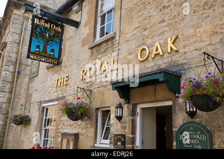 La Royal Oak Inn pub gastronomique traditionnel vieux hôtels à Burford dans les Cotswolds, Oxfordshire, UK Banque D'Images